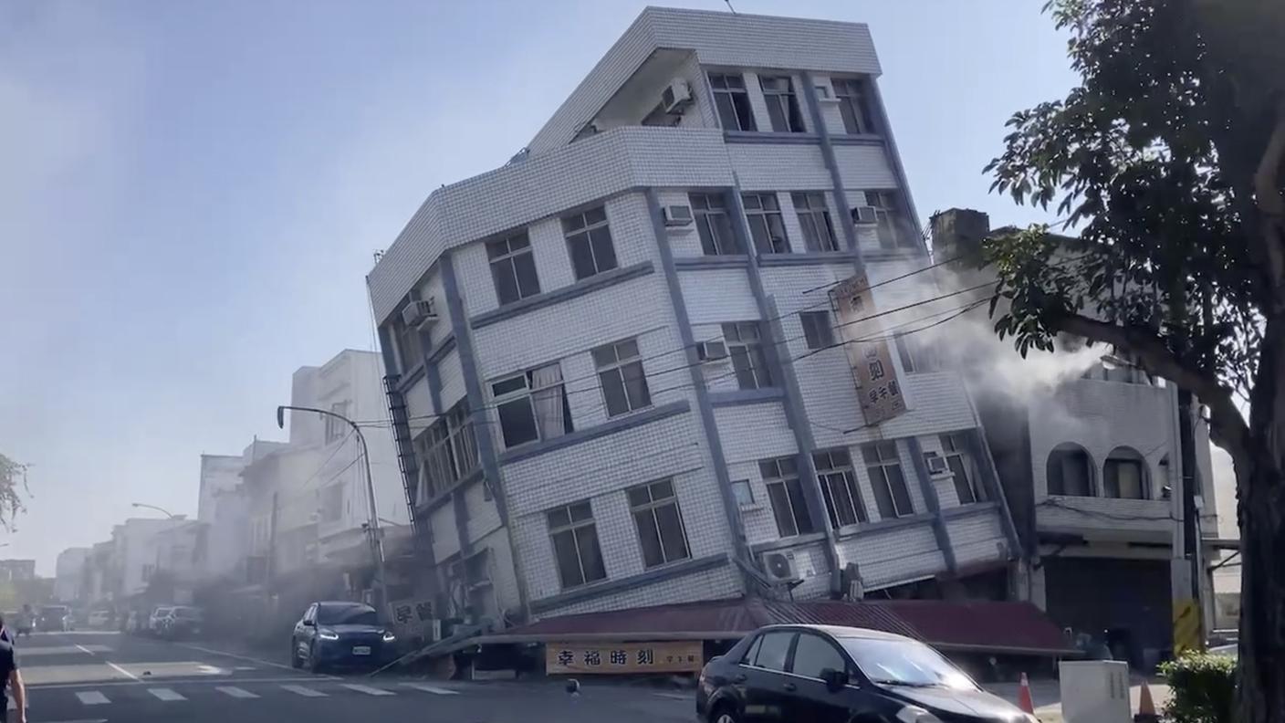 Un edificio collassato in parte dopo la scossa sismica a Taiwan