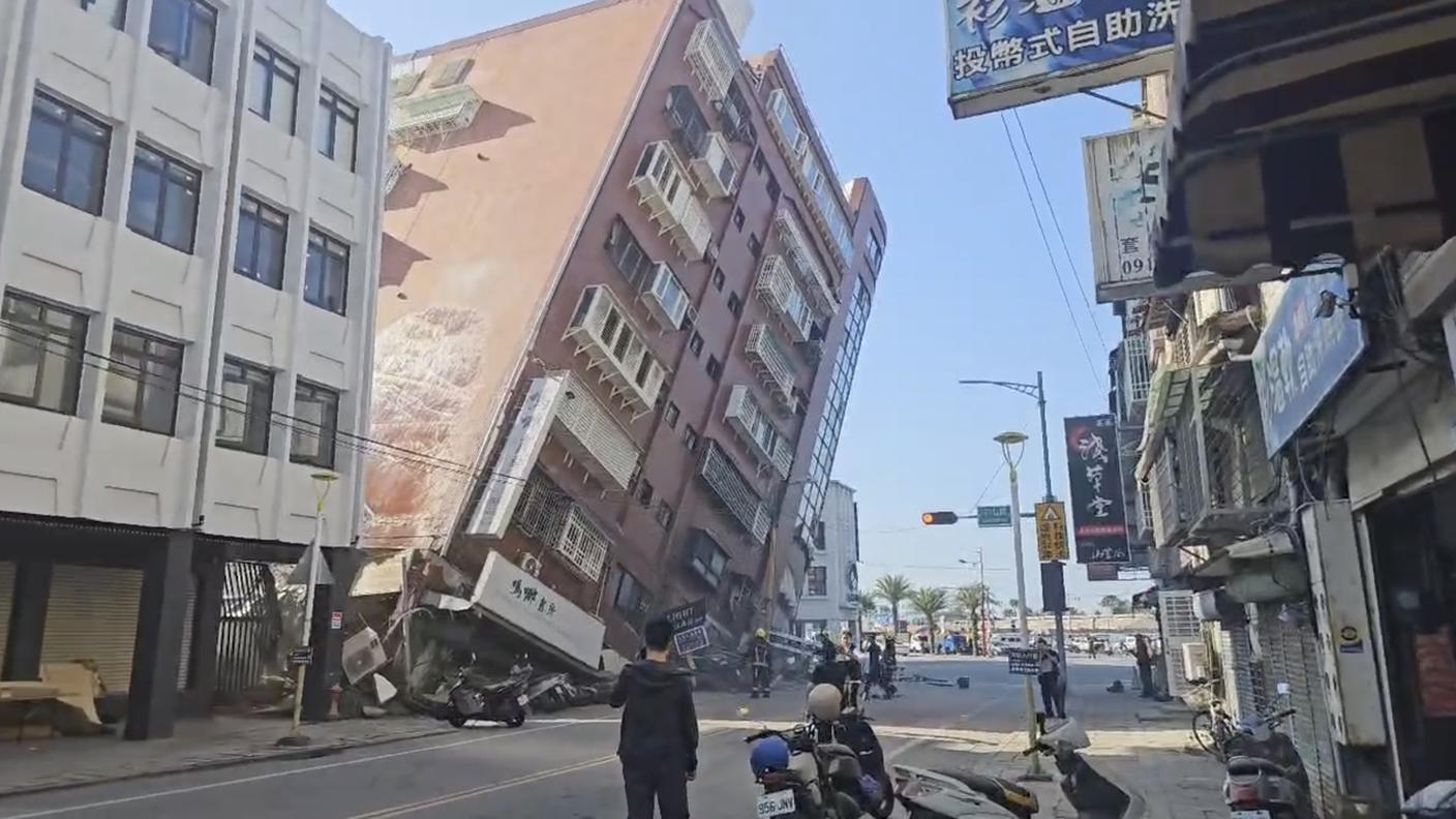 Una palazzina inclinatasi su un fianco dopo la scossa tellurica a Taiwan