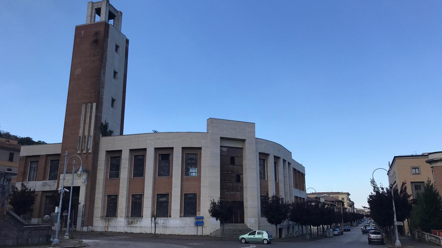 La casa del fascio si affaccia sulla piazza principale del paese
