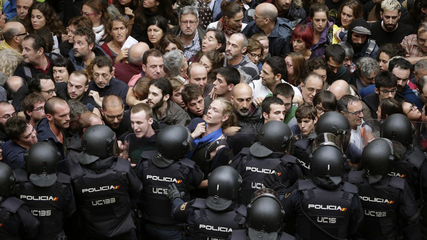 La folla contro il muro della polizia