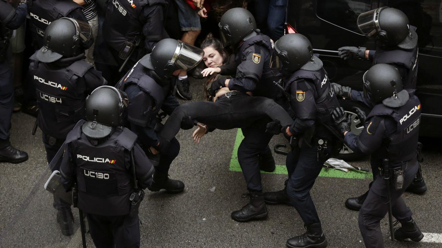 Una ragazza fermata dalle forze dell'ordine