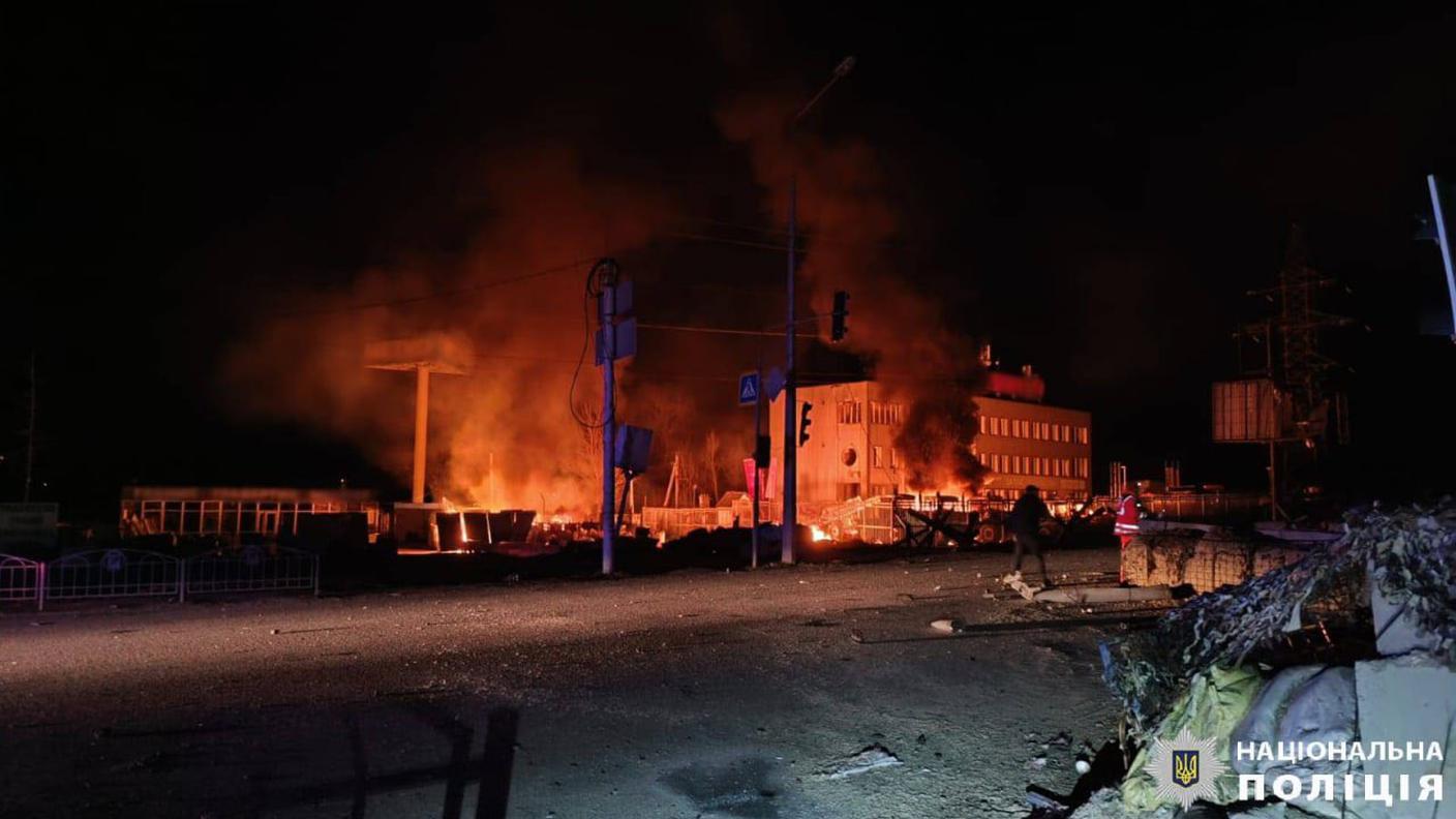 La città di Kharkiv è finita nuovamente sotto le bombe di Mosca sabato notte e hanno perso la vita sei civili Twitter.jpg