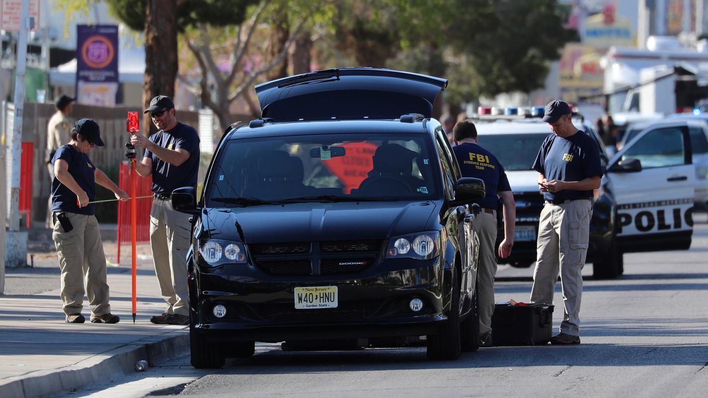 Agenti dell'FBI impegnati negli accertamenti a Las Vegas dopo la strage