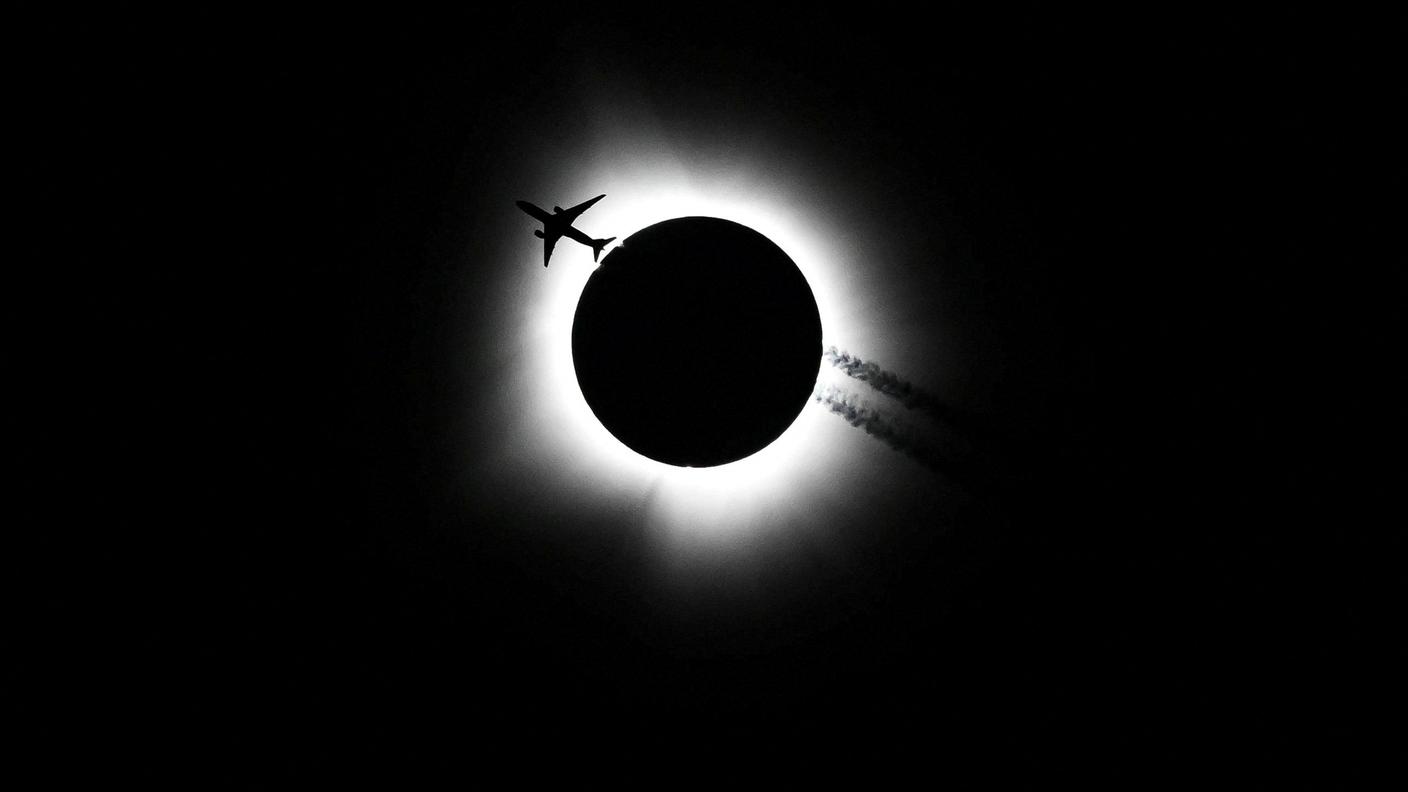 Un aereo passa durante l'eclissi solare totale. L'immagine è stata scattata in Indiana, negli Stati Uniti