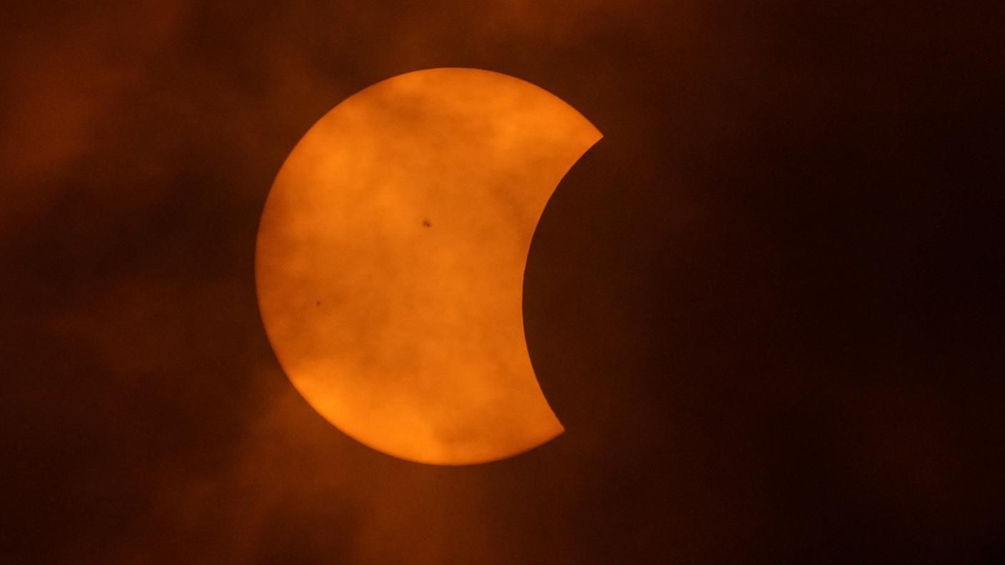 La Luna copre parzialmente il Sole