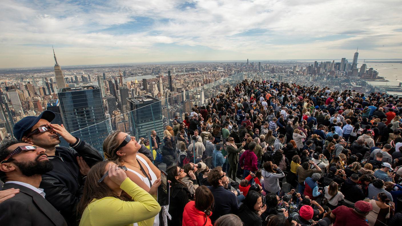 L'eclissi solare dai grattaceli di New York