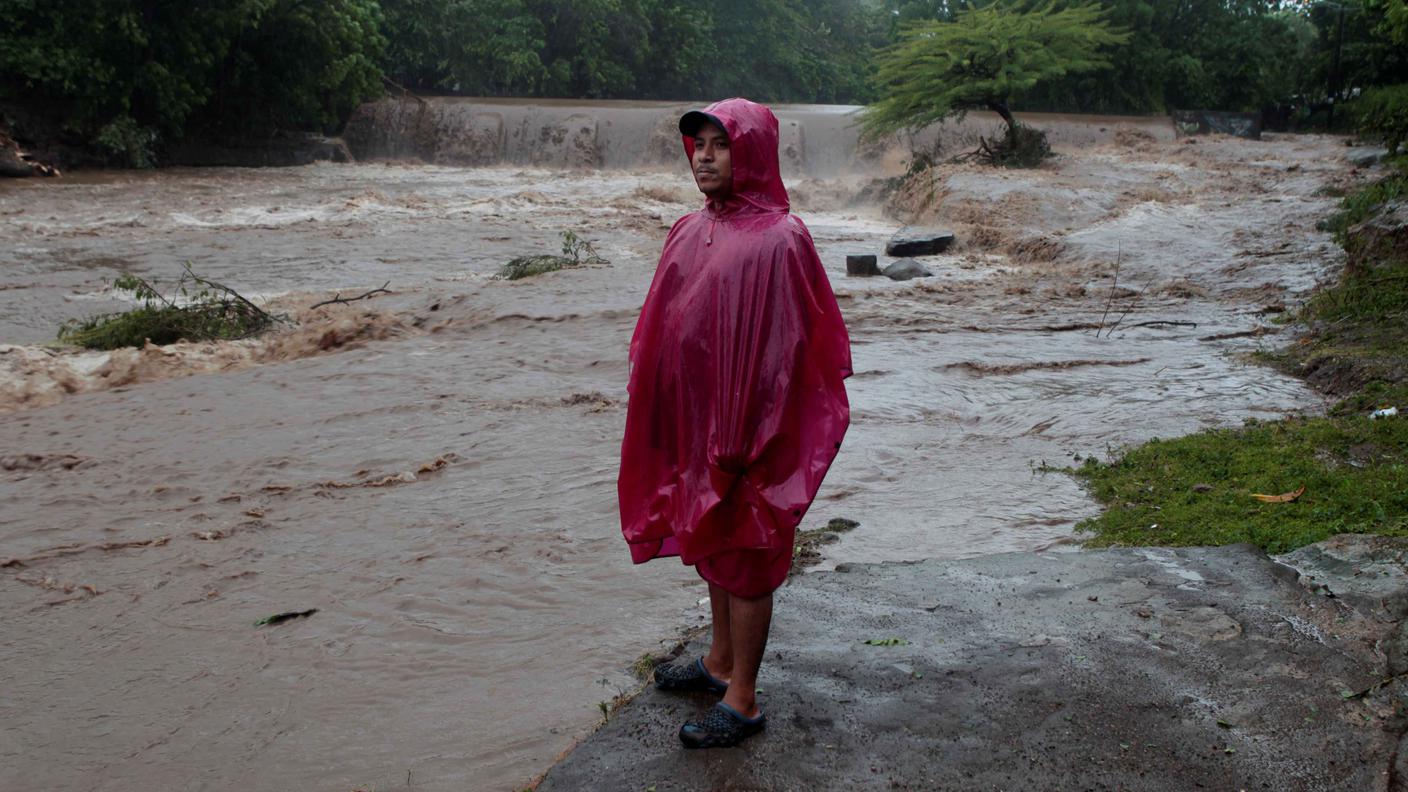 Si guardano i danni provocati dal rio Masachapa nei pressi di Managua, Nicaragua
