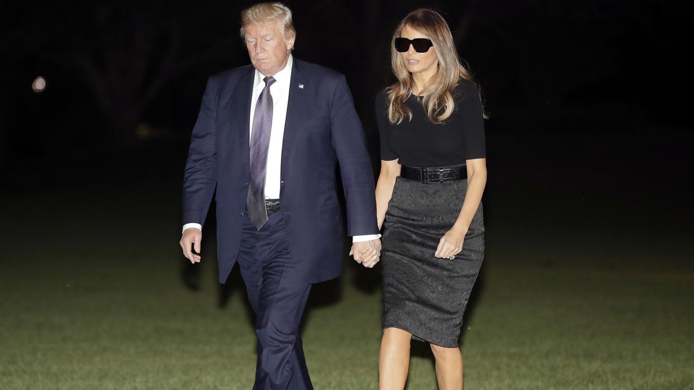 Melania Trump con gli occhiali da sole pure in piena notte tornando dalla strage a Las Vegas