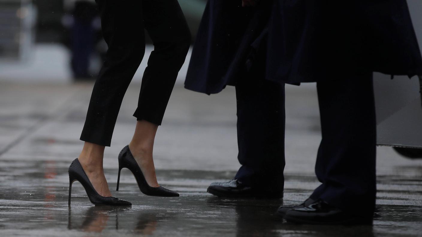 I dettagli che fanno odiare Melania: i tacchi a spillo nella Houston allagata