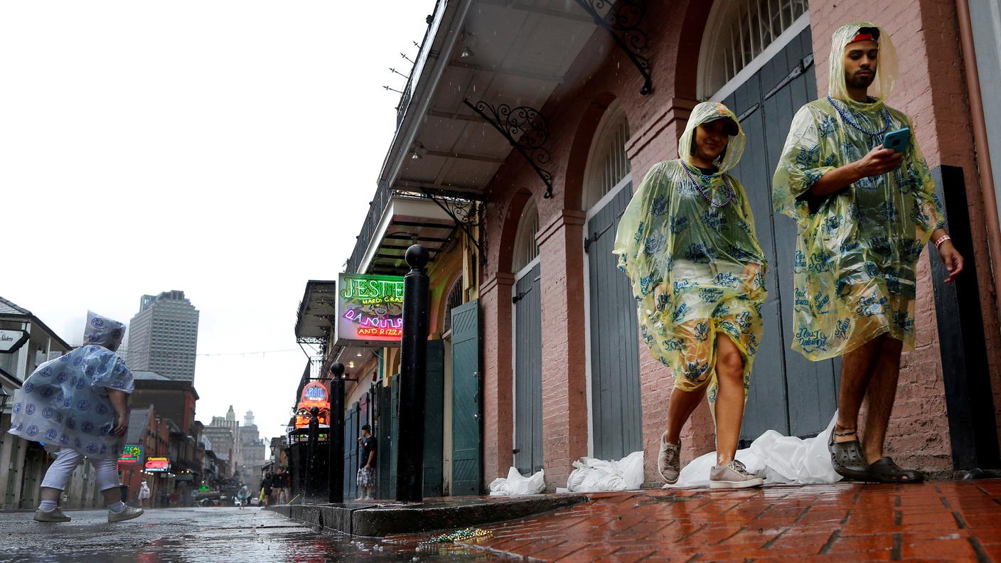 Diversi gli ordini di evacuazione lungo la costa e coprifuoco decretato a New Orleans