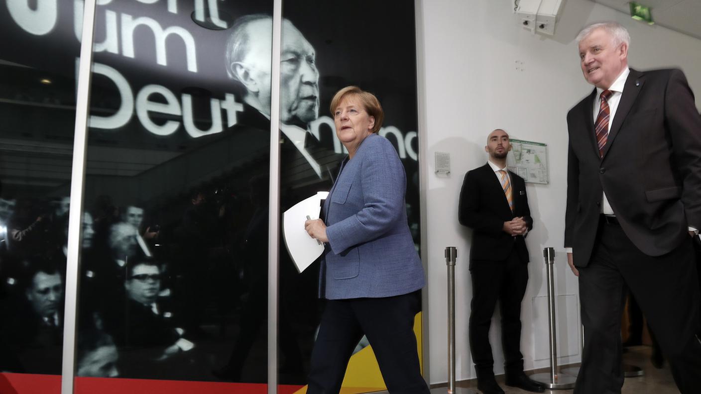 Accordo raggiunto tra Merkel e Horst Seehofer sotto lo sguardo di Adenauer