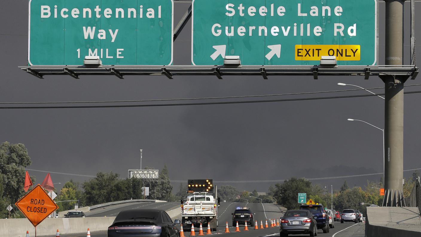 La situazione è peggiorata quando il fuoco ha superato la 101