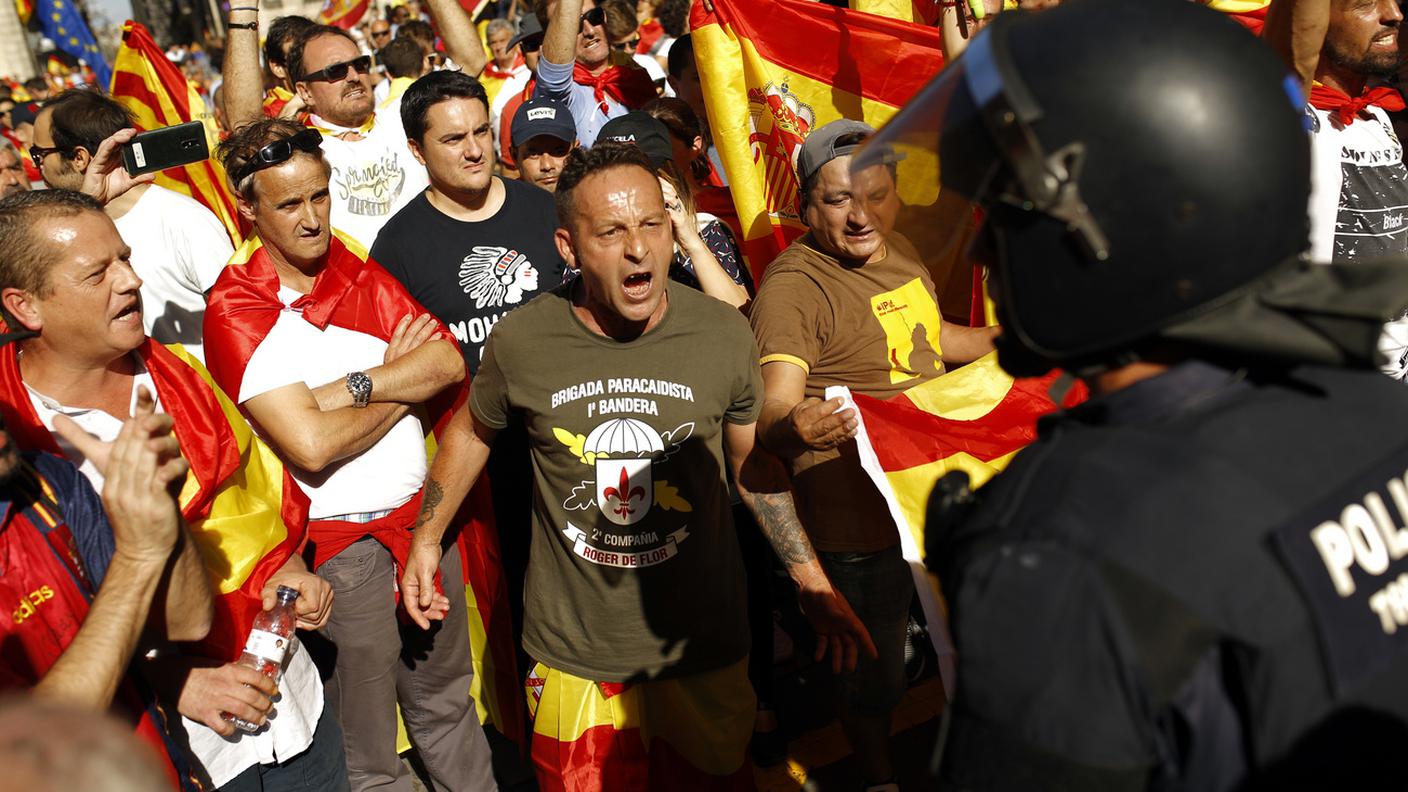 Unionisti inveiscono contro agenti della polizia catalana (Mossos d'Esquadra) a Barcellona