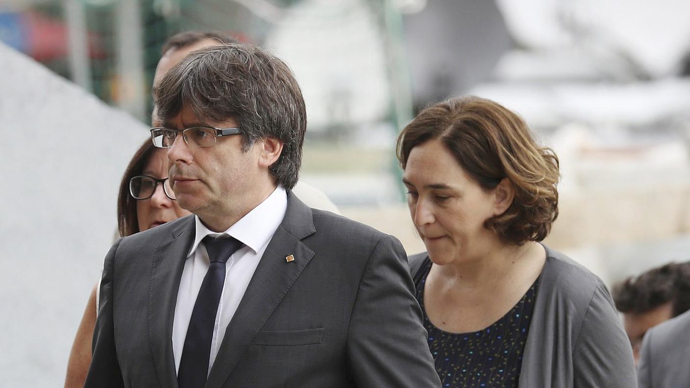 Il presidente catalano Puigdemont e la sindaca di Barcellona Colau
