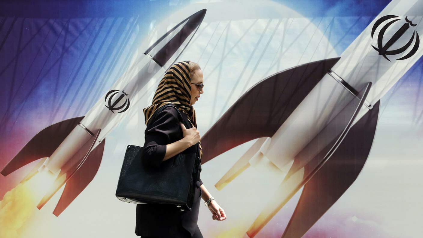 Una donna per le strade di Teheran.jpg