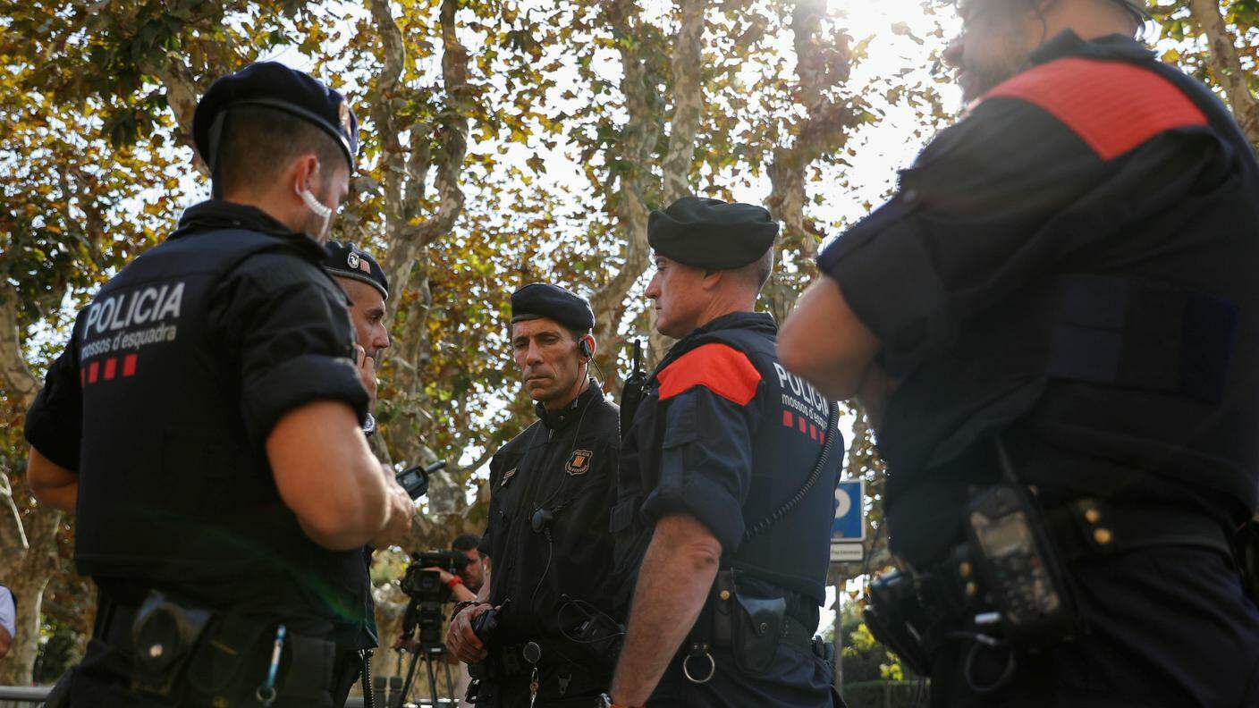 I Mossos d'Esquadra spagnoli di guardia nei pressi del Parlamento catalano