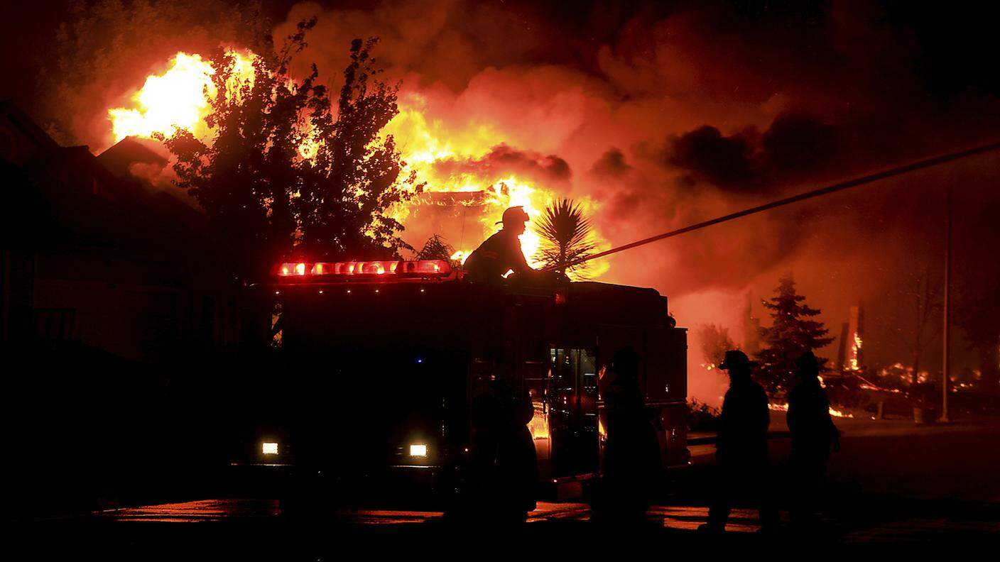 Un gruppo di pompieri californiani in azione a Santa Rosa