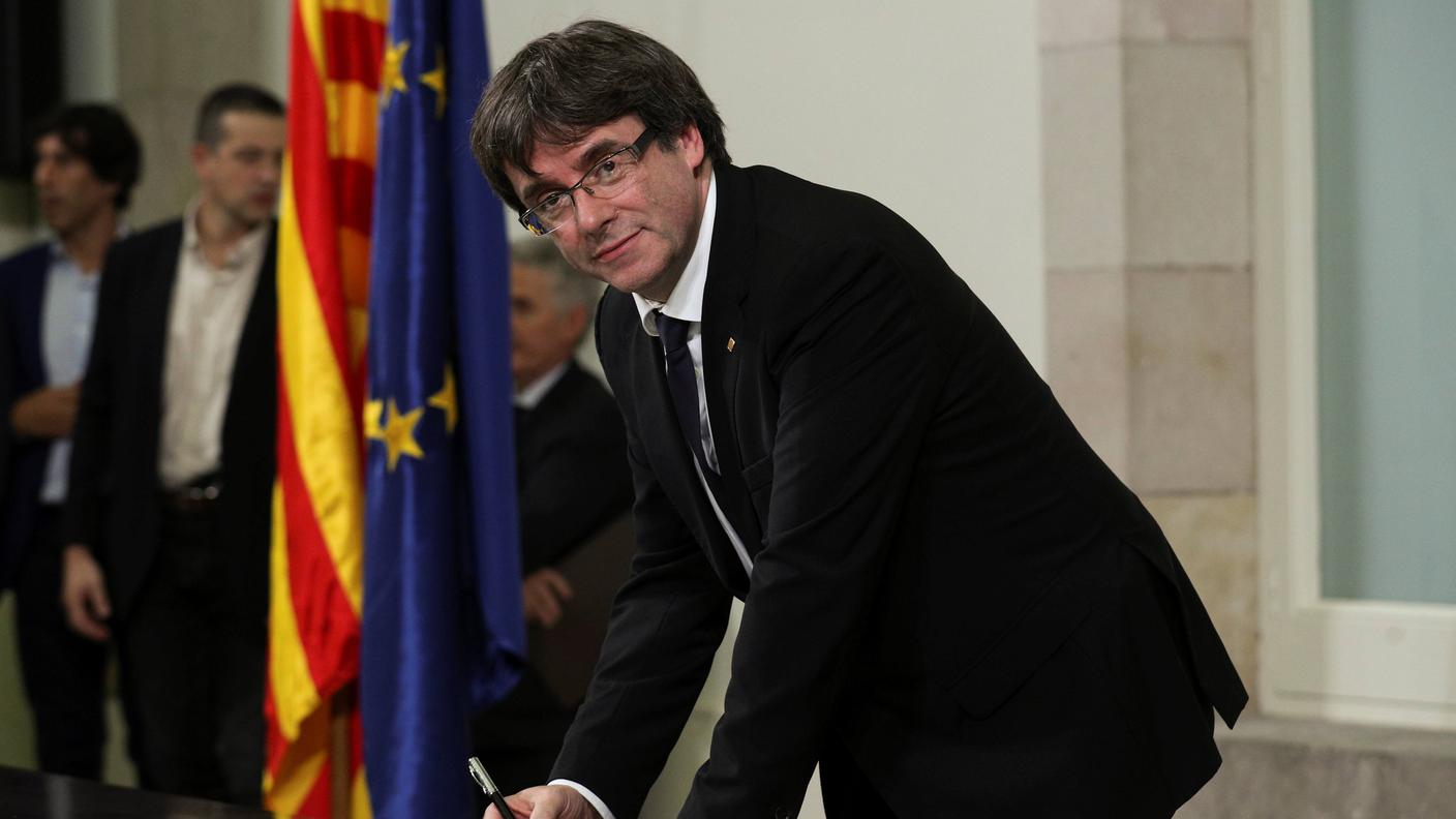 Il presidente catalano Puigdemont dovrà spiegare se l'indipendenza è in atto