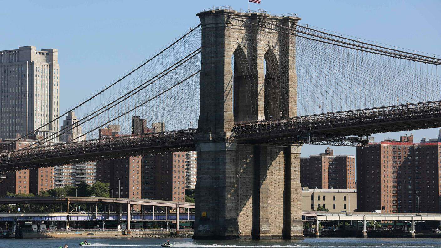 Il ponte di Brooklyn è percorso dal caotico traffico di New York fin dal 1883