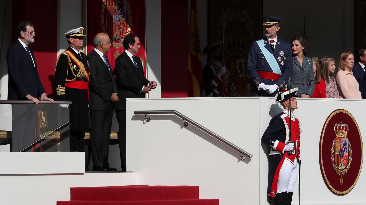 Il premier spagnolo Mariano Rajoy e re Felipe VI alla parata di Madrid
