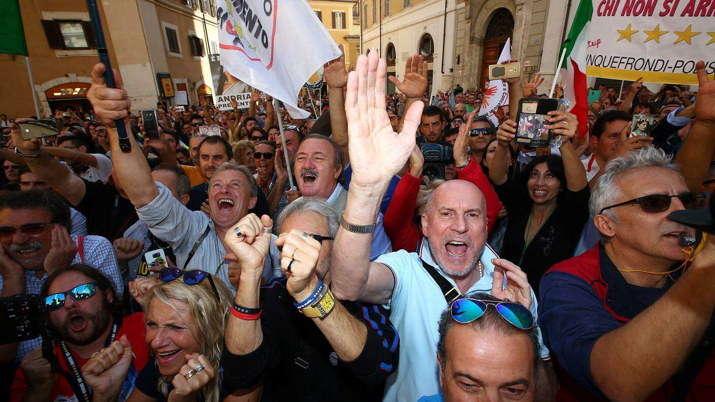I sostenitori del Movimento 5 Stelle in piazza a Roma giovedì in serata