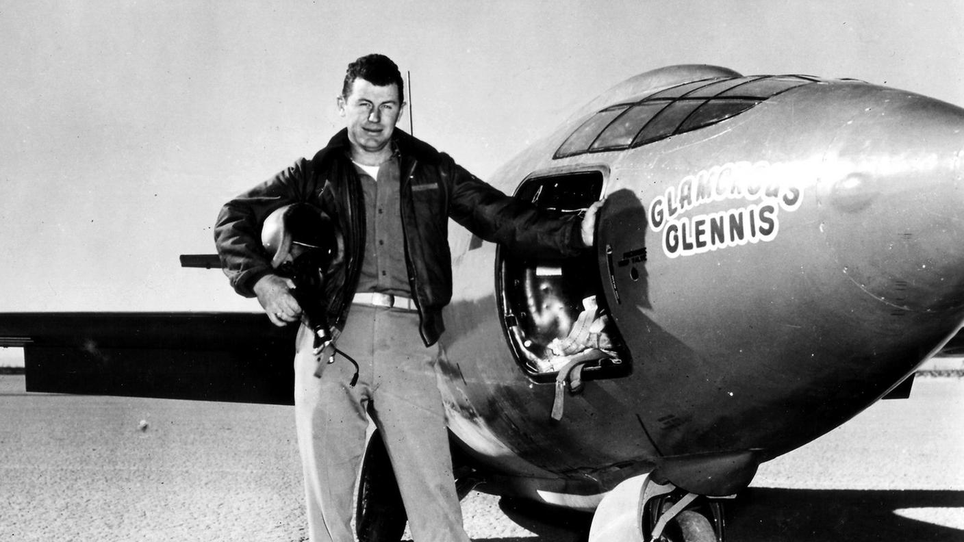 L'allora capitano Charles Yeager nel 1947 con il Bell X-1