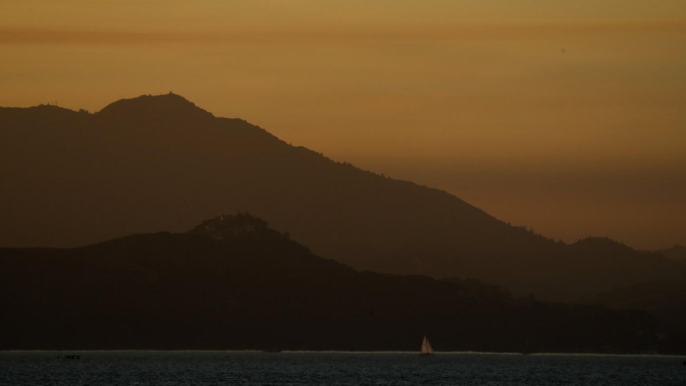 Visibilità limitata al Monte Tamalpais visto da Emeryville