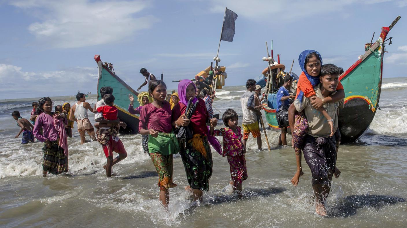 Un gruppo di musulmani rohingya in fuga dalla pulizia etnica in atto in Birmania