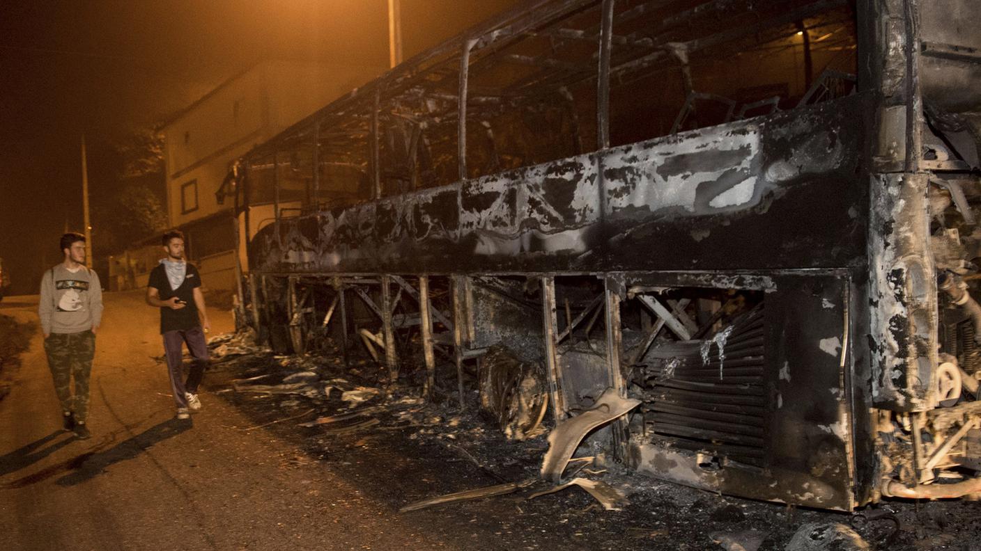 Un bus bruciato in Galizia