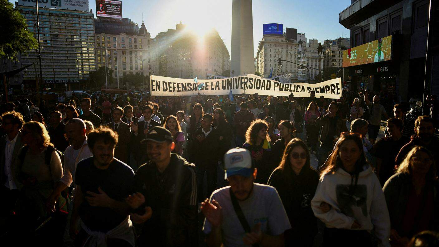 2024-04-24T004612Z_25522396_RC2HC7AFMXIU_RTRMADP_3_ARGENTINA-PROTESTS-EDUCATION.JPG