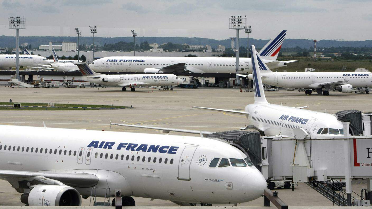 Paralizzato quasi del tutto il traffico aereo negli scali francesi