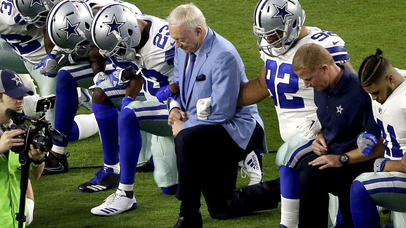 I Dallas Cowboys, con il proprietario Jerry Jones (al centro), in ginocchio 