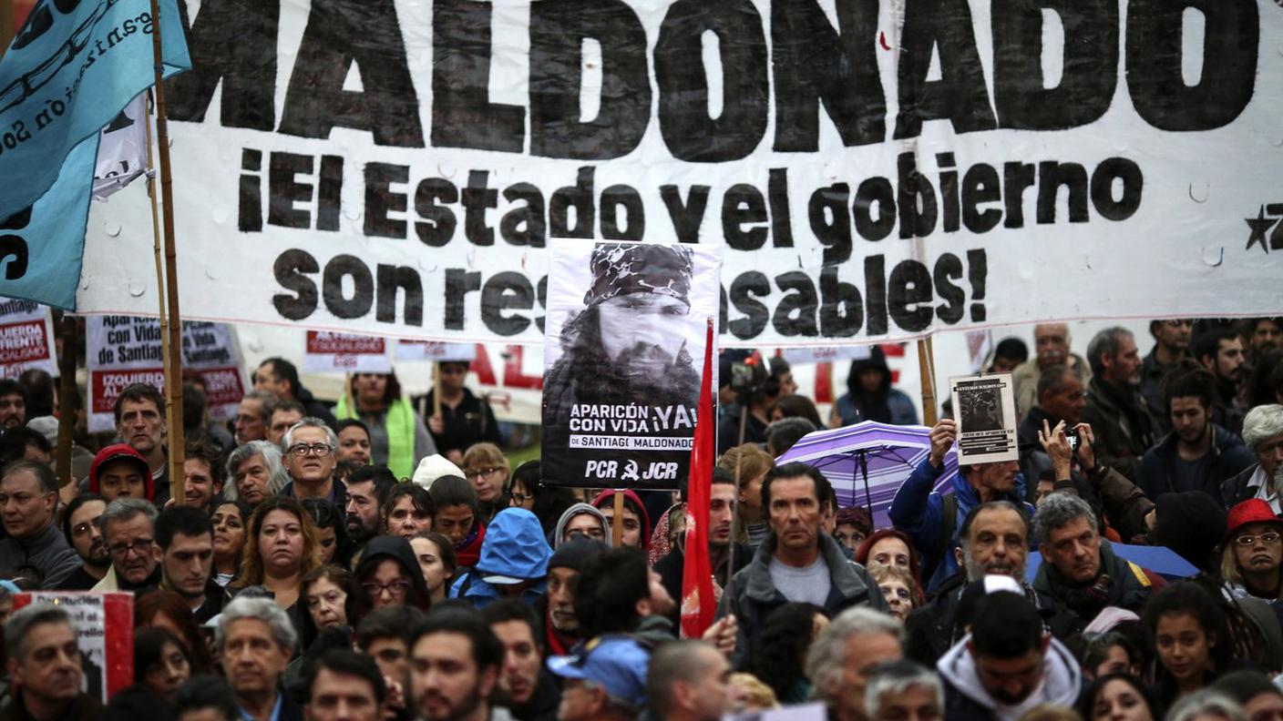 Manifestanti in Plaza de Mayo, a Buenos Aires, accusano il Governo per la scomparsa di Maldonado