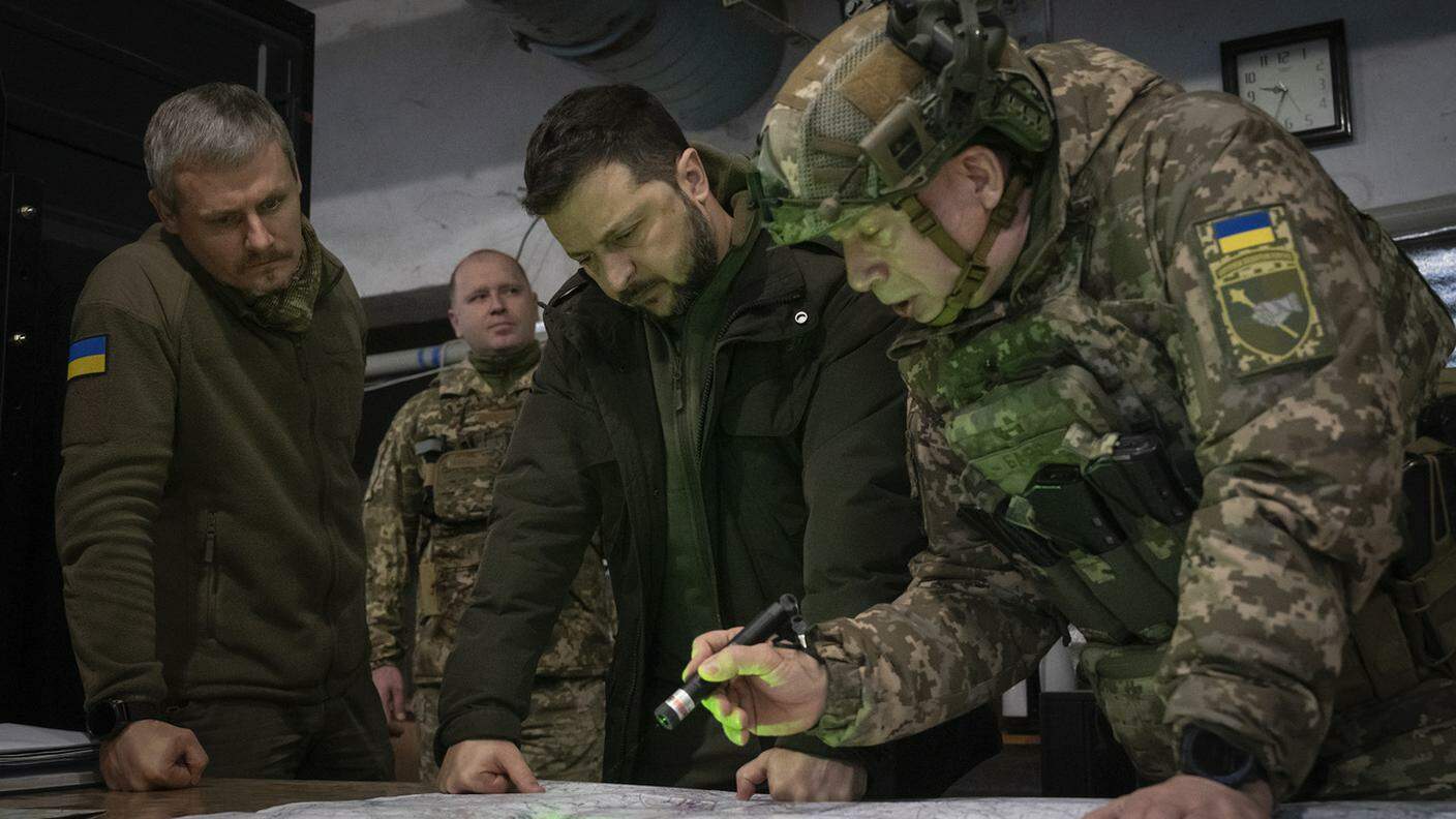 Con l'elmetto, accanto a Zelensky, il comandante in capo delle forze armate Oleksandr Syrsky