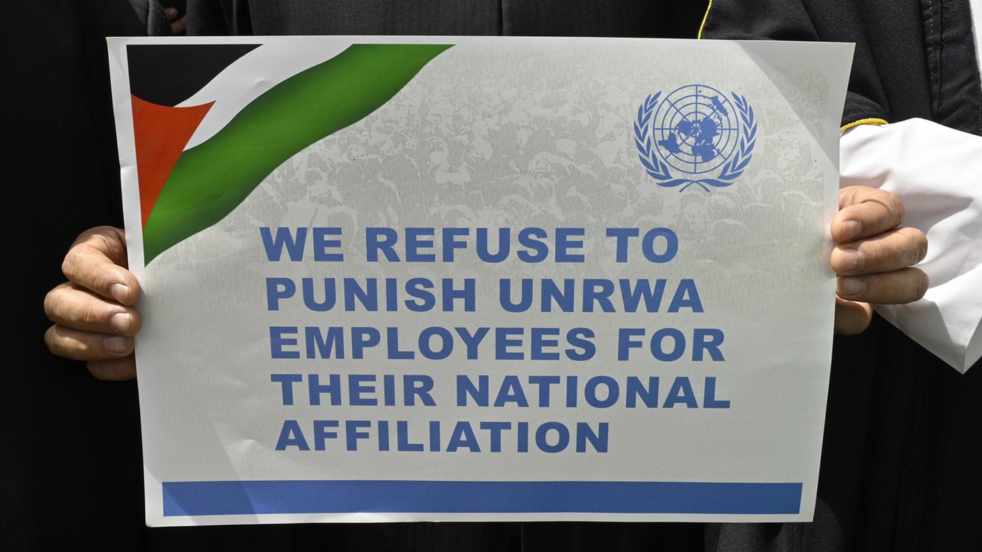 Cartelli a sostegno dell'UNRWA esposti nei giorni scorsi durante una manifestazione e Beirut