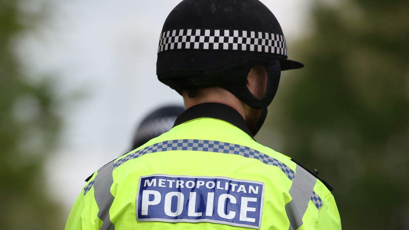 La polizia londinese è intervenuta in forze per bloccare l'uomo