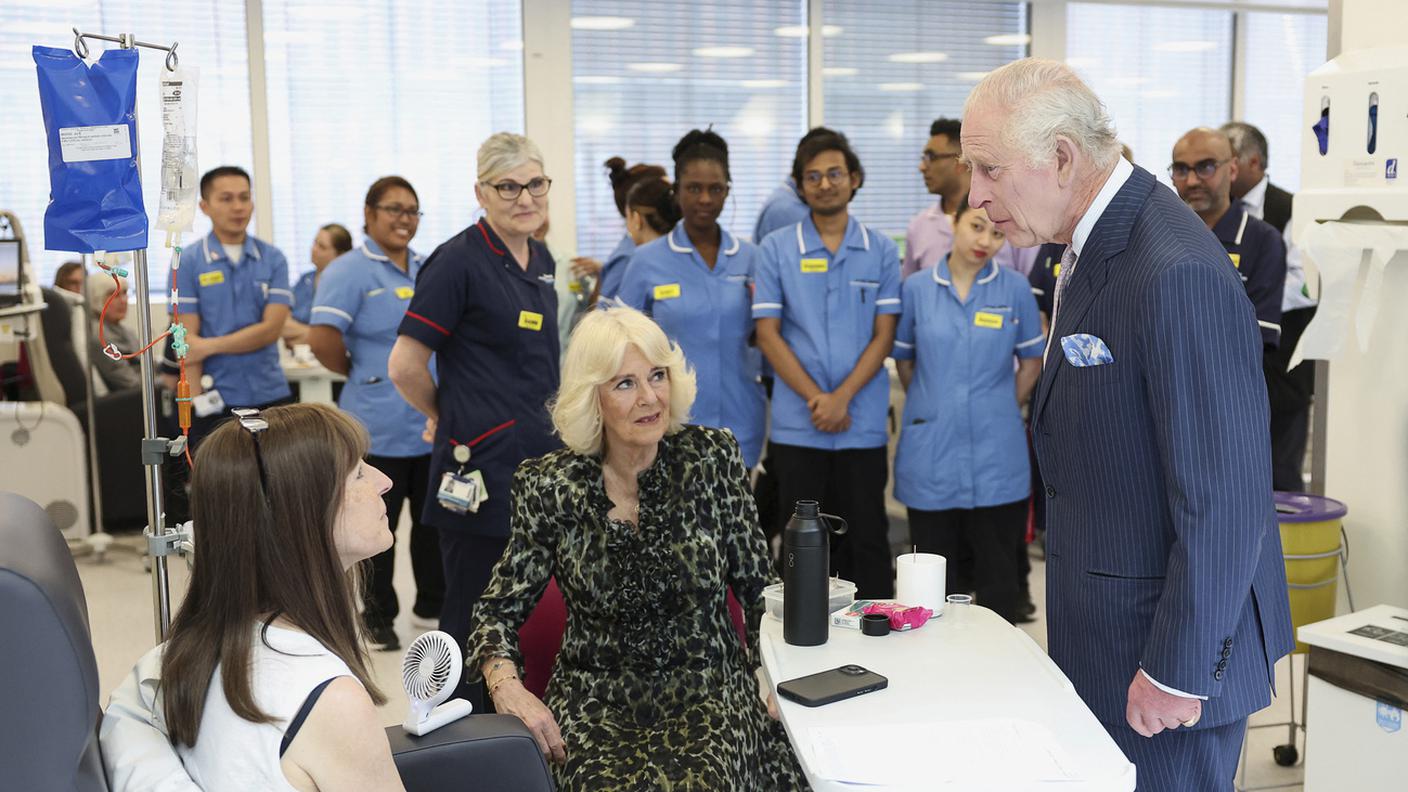 re carlo e la regina camilla in visita a un ospedale di Londra