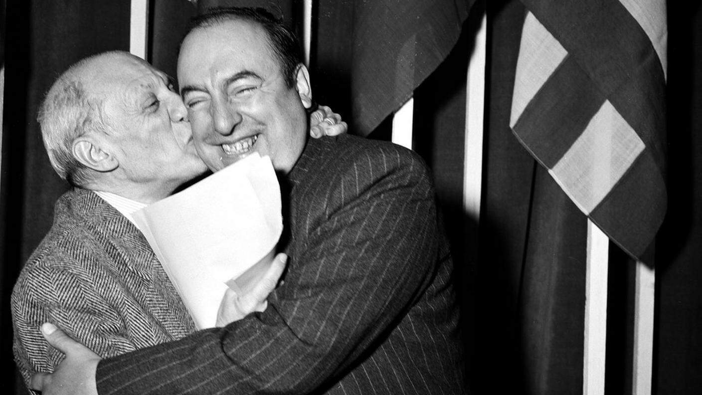 Parigi 1949: Pablo Picasso bacia Pablo Neruda