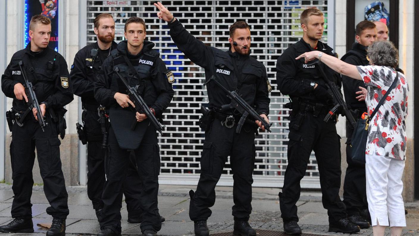 La polizia setaccia la città