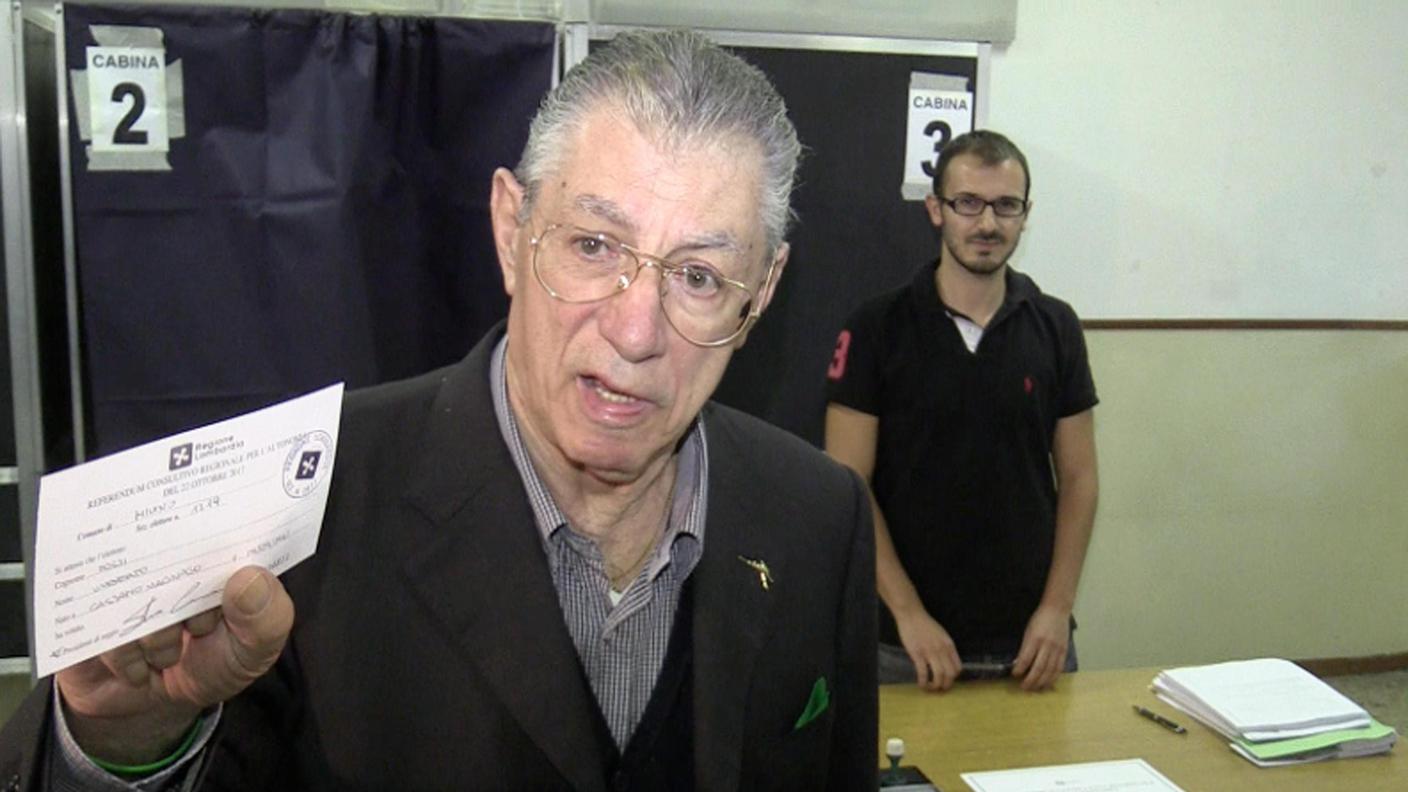 Al seggio anche il senatore Umberto Bossi