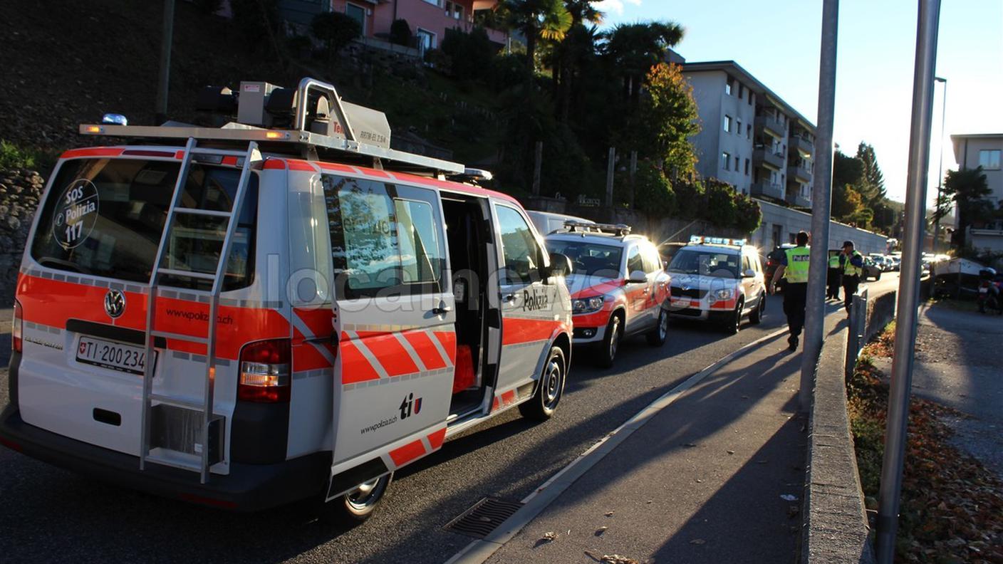 Mezzi della polizia intervenuti sul luogo dell'incidente nel Gambarogno