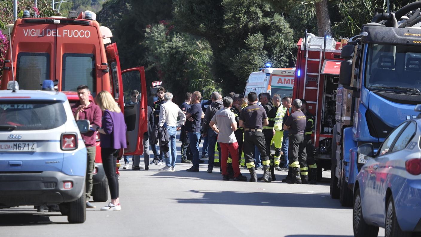 Polizia e soccorsi nel luogo dove sono morti cinque operai a Casteldaccia, in provincia di Palermo