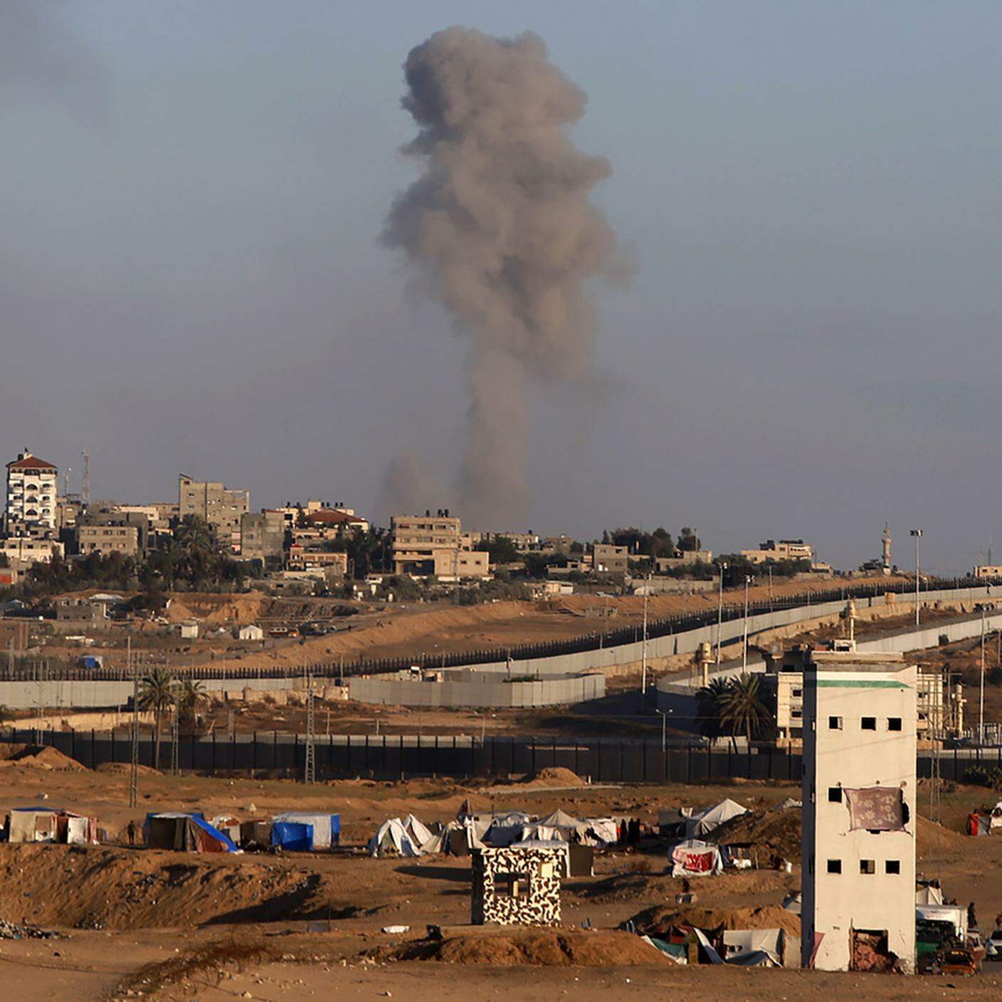 Scure colonne di fumo si sono alzate sopra Rafah