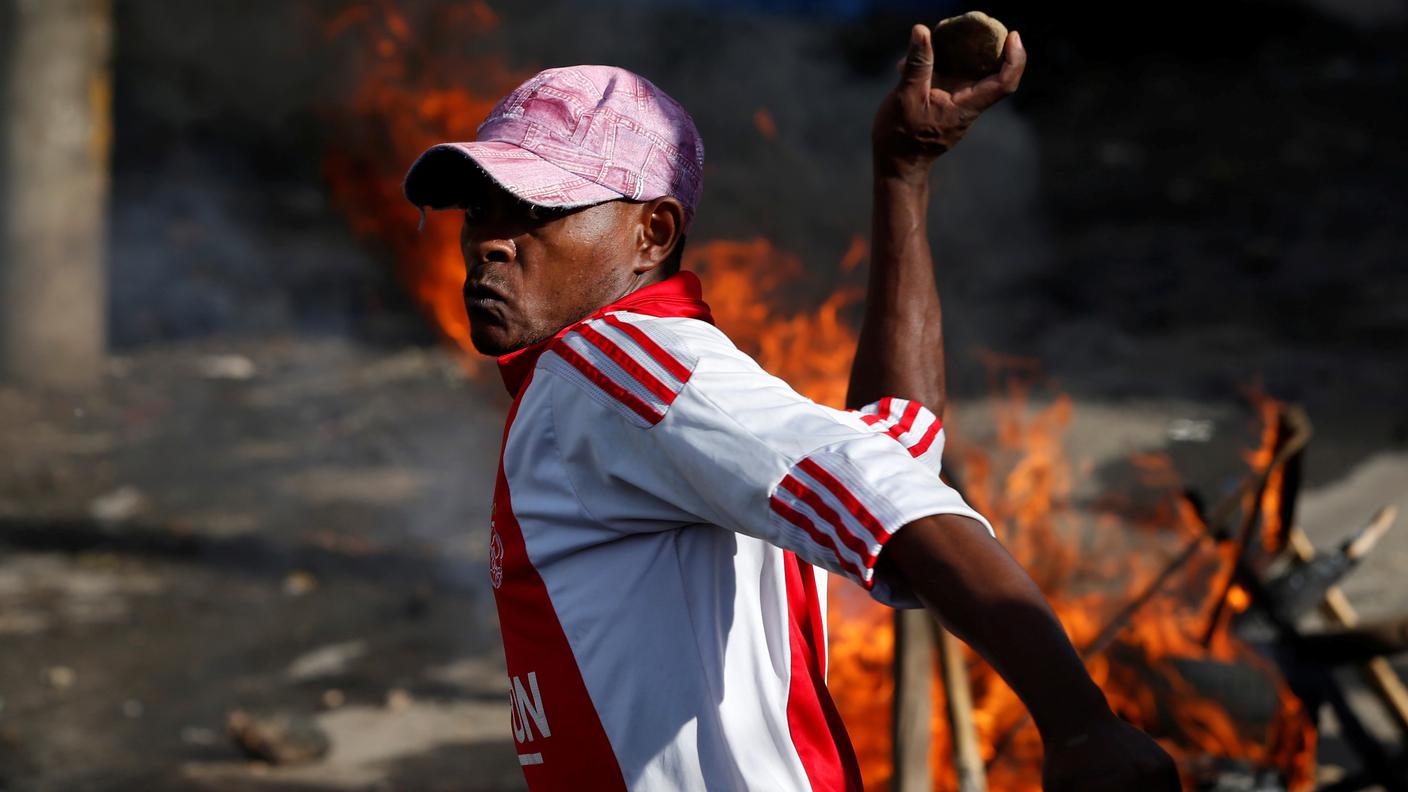 Un dimostrante dell'opposizione scaglia pietre contro gli agenti a Nairobi giovedì