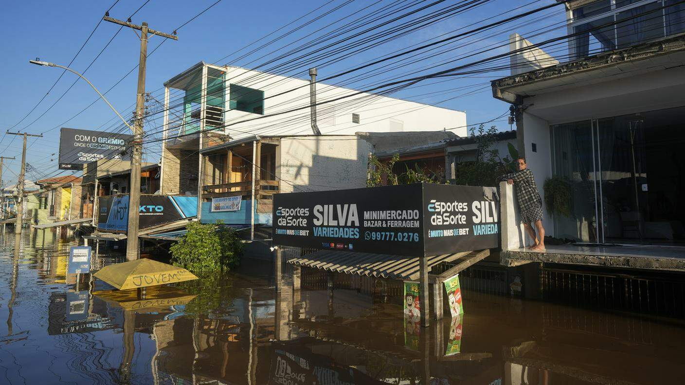 Una via di Porto Alegre sommersa dalle acque giovedì