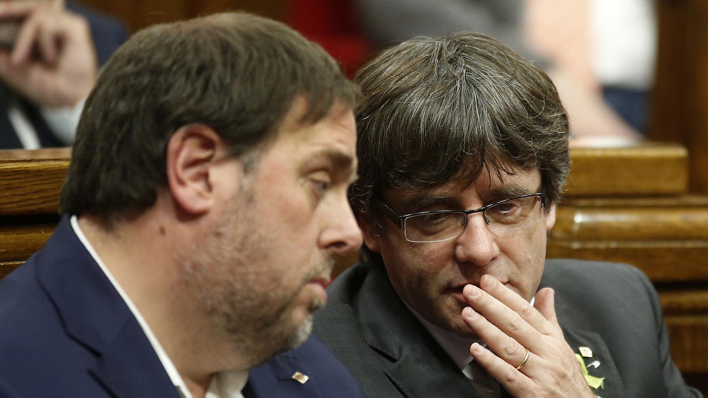 Il presidente catalano Carles Puigdemont (a destra) conversa con il vicepresidente Oriol Junqueras