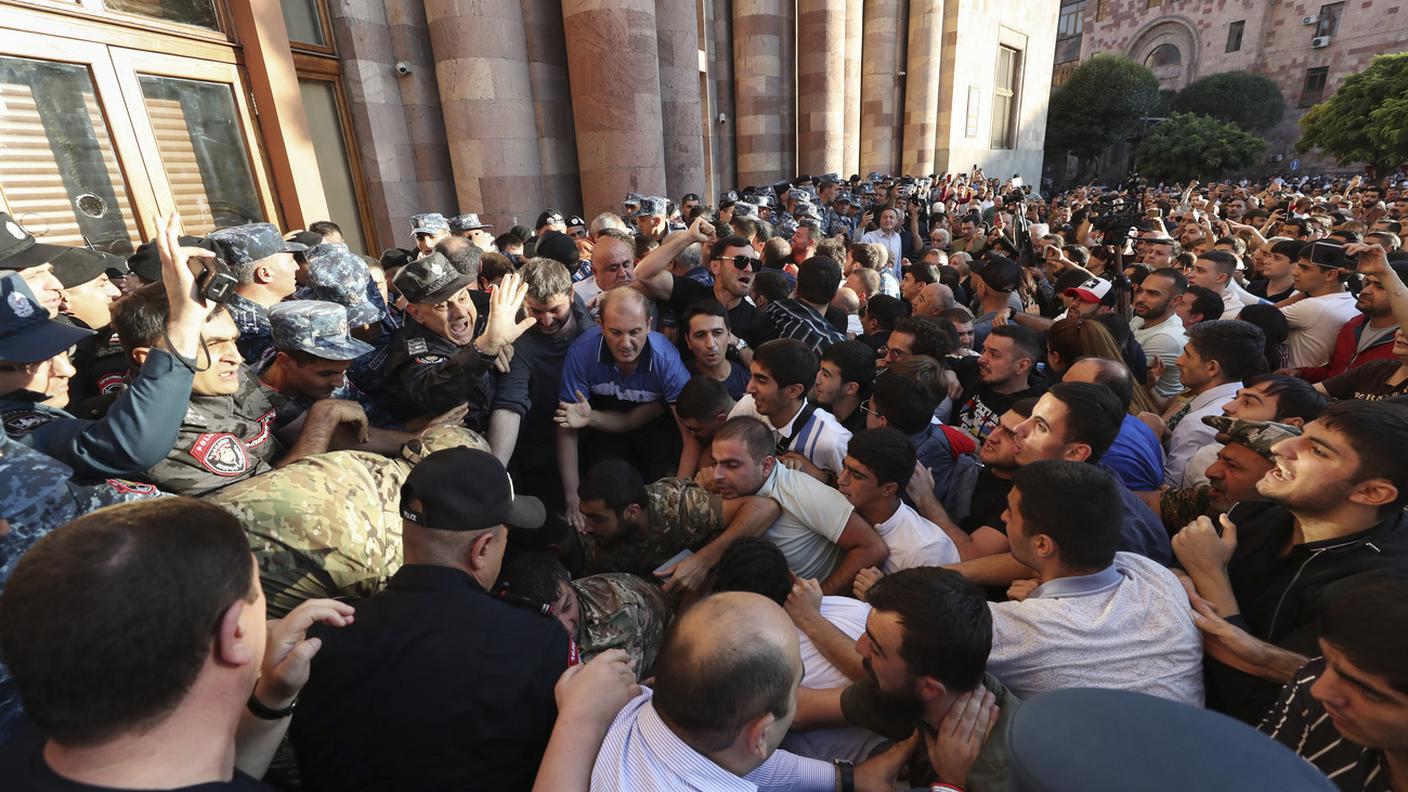 Anche in queste ore non mancano le proteste a Yerevan