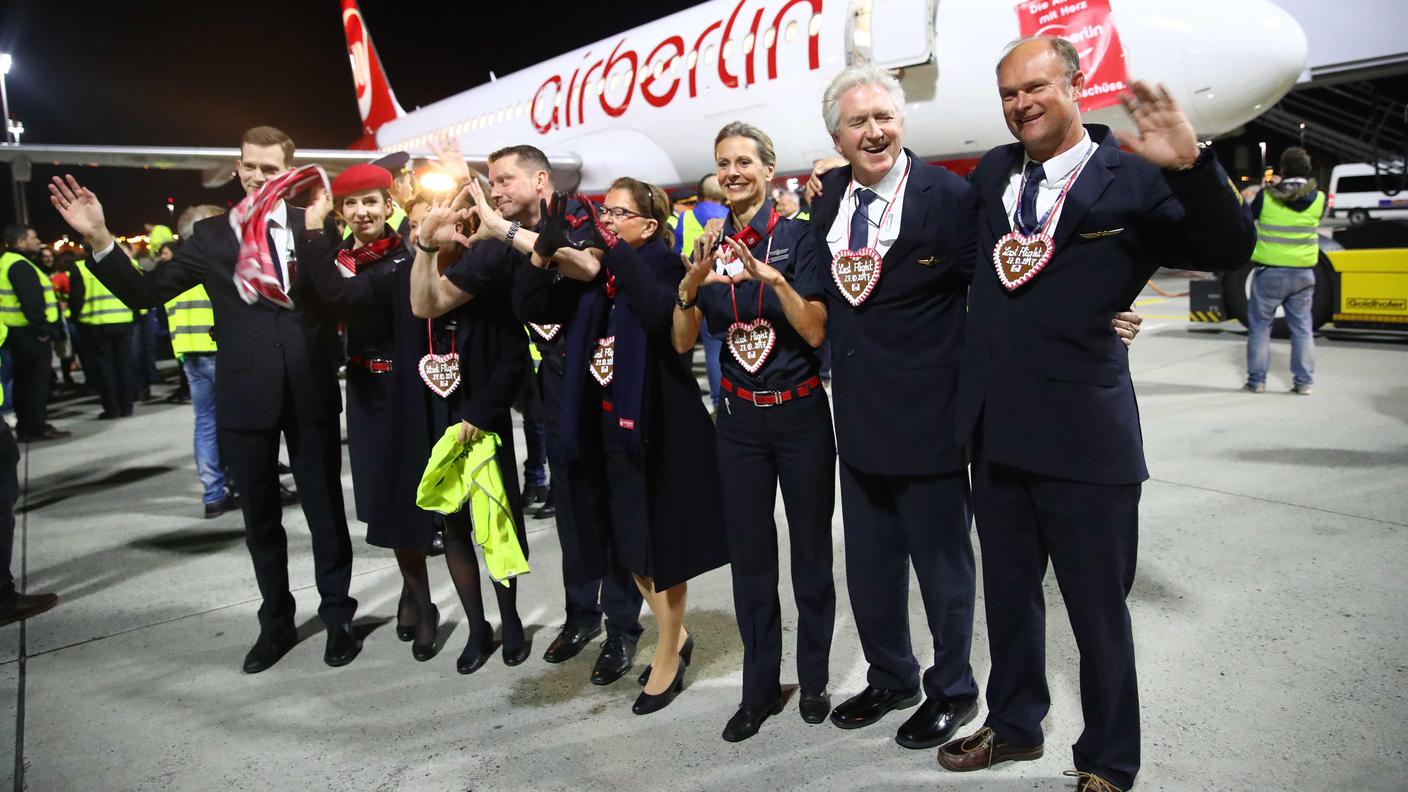 L'equipaggio dell'ultimo volo di Air Berlin davanti all'aereo, prima del decollo