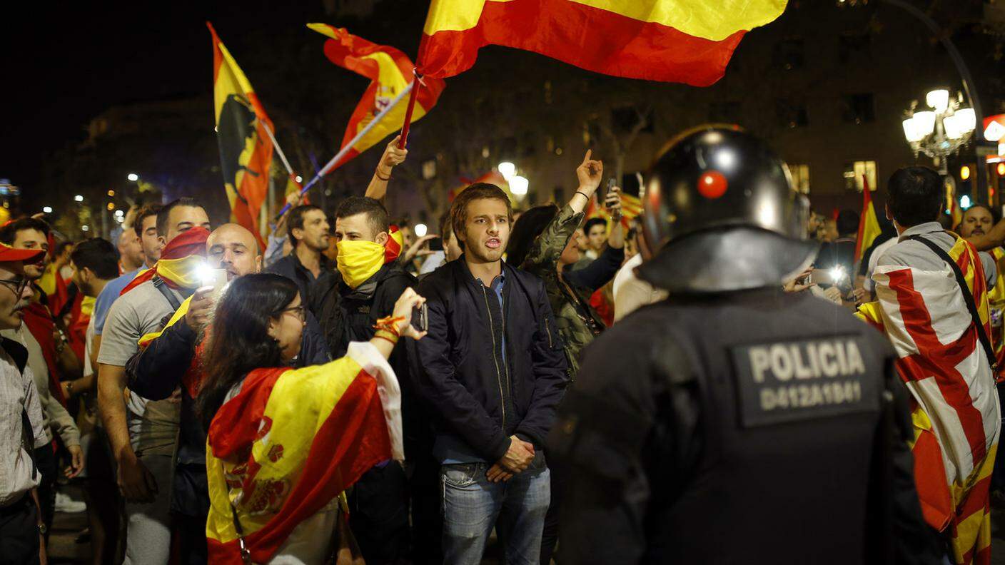 Anti-indipendentisti manifestano a Barcellona di fronte ad agenti catalani 