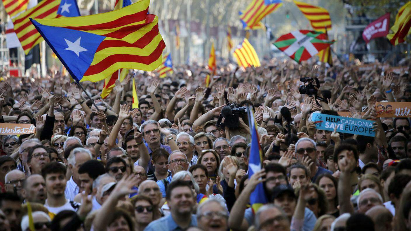 Indipendentisti festeggiano nelle strade di Barcellona